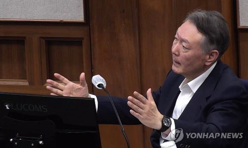 윤석열 전 대통령이 24일 서울 서초구 서울중앙지법에서 열린 내란 우두머리 혐의 속행 공판에 출석해 발언하고 있다. [사진 출처: 연합뉴스]