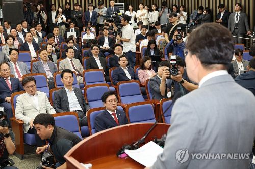 5일 서울 여의도 국회에서 열린 국민의힘 의원총회에서 의원들이 권성동 원내대표의 발언을 듣고 있다.(사진 출처:연합뉴스)