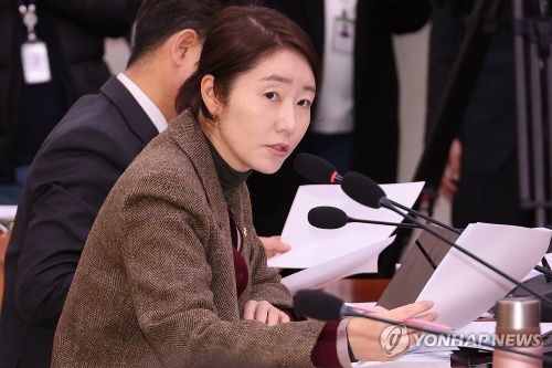 더불어민주당이 ‘1억 원 공천 헌금 의혹’으로 경찰 수사를 받고 있는 강선우 의원을 1일 전격 제명했다. [사진 출처: 연합뉴스]