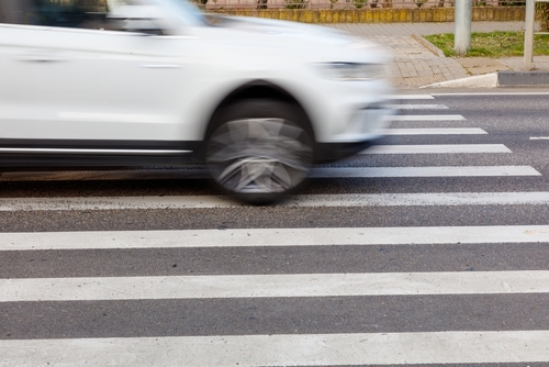 삭시 주민들이 횡단보도에서 발생한 치명적인 뺑소니 사고 이후 교통 안전 대책을 강력히 요구하고 있다.(사진 출처:shutterstock)