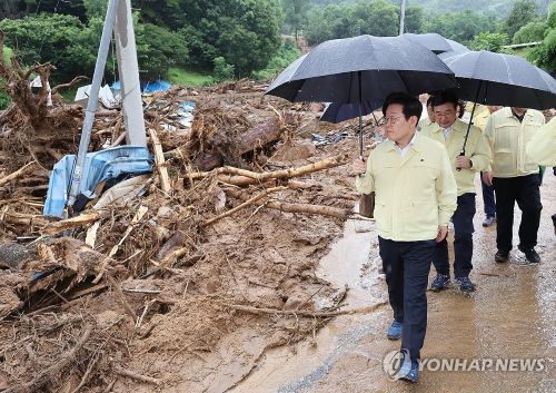 이재명 대통령이 지난 21일 집중호우로 산사태가 발생한 경남 산청군 산청읍 부리마을에서 피해 상황을 점검하고 있다. (사진 출처:연합뉴스)