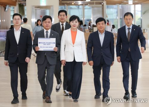 더불어민주당 3대 특검 대응특위 전현희 위원장 등이 1일 김건희 특검 사무실을 방문하고 있다.(사진 출처:연합뉴스)