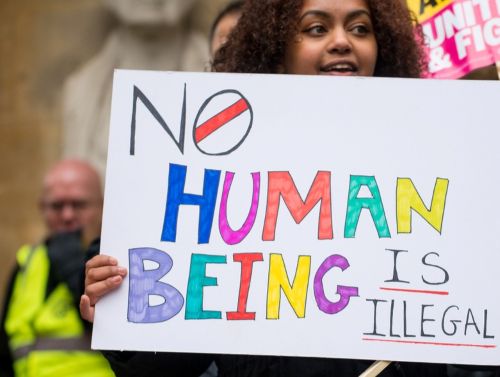달라스 교육구 학생들이 학교 수업을 중단하고 나와 이민 정책과 ICE의 단속을 규탄하는 시위를 벌였다. [사진 출처: shutterstock]