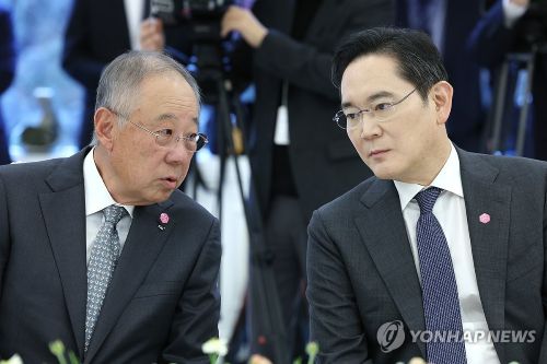 이재용 삼성전자 회장과 류진 한국경제인협회장이 '청년 일자리와 지방투자 확대를 위한 기업간담회'에서 대화하고 있다. [사진 출처: 연합뉴스]