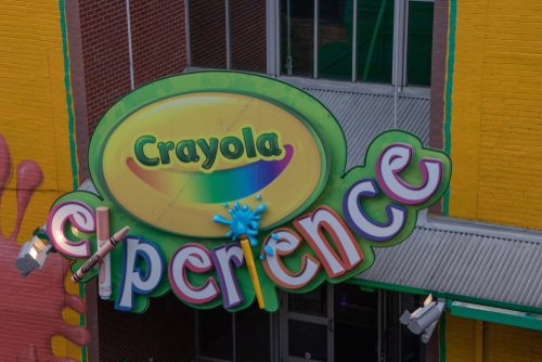 플래이노에 있는 크레욜라 공장이 일시적으로 문이 닫혔. [사진 출처: shutterstock]