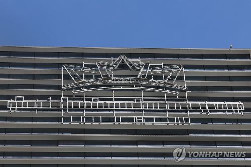 캄보디아 프놈펜에 위치한 프린스그룹 본사 건물에 간판이 철거된 모습.(사진 출처: 연합뉴스)