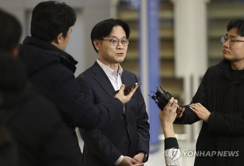 김정관 산업통상부 장관이 31일 인천공항 터미널2을 통해 귀국 후 취재진 질문에 답하고 있다. [사진 출처: 연합뉴스]