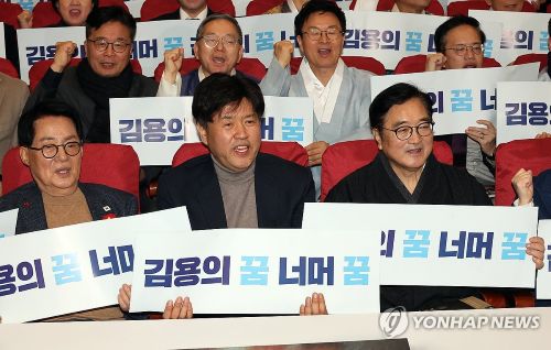 김용 전 민주연구원 부원장이 12일 국회 의원회관에서 '대통령의 쓸모' 출판기념 토크 콘서트를 열고 있다. [사진 출처: 연합뉴스]