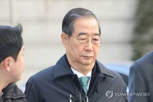 한덕수 전 국무총리가 21일 서울중앙지법에서 열린 1심 선고 공판에 출석하고 있다. [사진 출처: 연합뉴스]