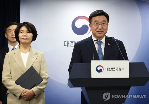윤호중 행정안전부 장관과 더불어민주당 한정애 정책위의장이 제3차 고위당정협의회 결과 및 정부조직 개편 방안에 대해 발표하고 있다.(사진 출처:연합뉴스)