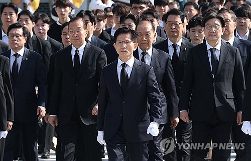 국민의힘 김문수 대선 후보와 당 지도부가 \'당무우선권\'을 둘러싸고 정면 충돌했다.(사진 출처:연합뉴스)