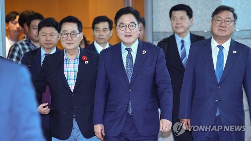 전승절 80주년 열병식에 참석하는 우원식 국회의장과 여야 의원들이 2일 인천국제공항 제1여객터미널로 출국하고 있다.(사진 출처:연합뉴스)