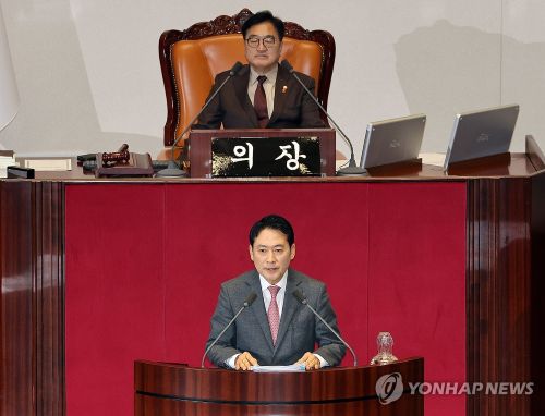 국민의힘 장동혁 대표가 22일 국회에서 열린 12월 임시국회 본회의에서  특별법에 대한 무제한 토론을 하고 있다. [사진 출처: 연합뉴스]