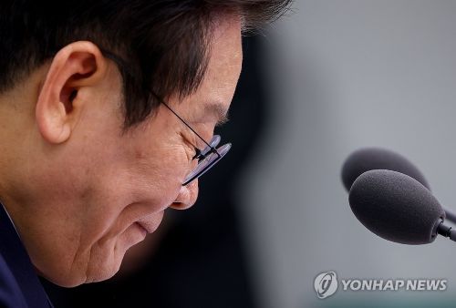 이재명 대통령이 18일 서울 용산 대통령실에서 열린 제11차 수석보좌관회의에서 자료를 살펴보고 있다.(사진 출처:연합뉴스)