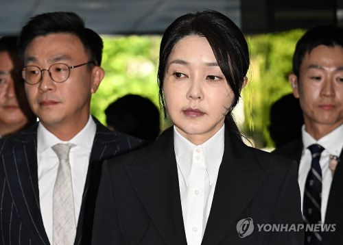 김건희 여사의 구속 여부를 가를 법원 심사가 4시간여 만에 마무리됐다. (사진 출처:연합뉴스)