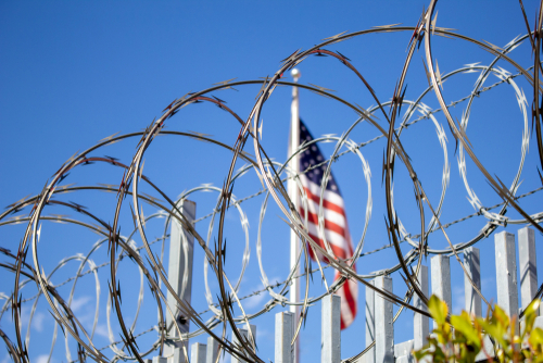엘파소에 있는 이민 구금 시설에서 열악한 환경과 잦은 긴급 상황이 발생하고 있다. [사진 출처: shutterstock]