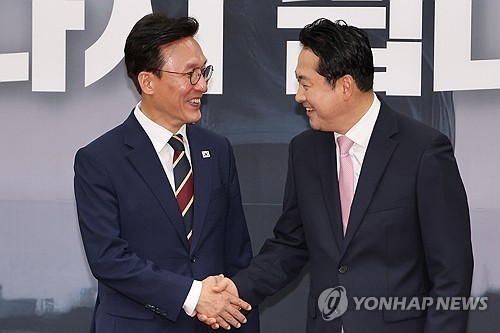 김민석 국무총리와 국민의힘 장동혁 대표(오른쪽)가 1일 서울 여의도 국회에서 만나 악수하고 있다. (사진 출처:연합뉴스)