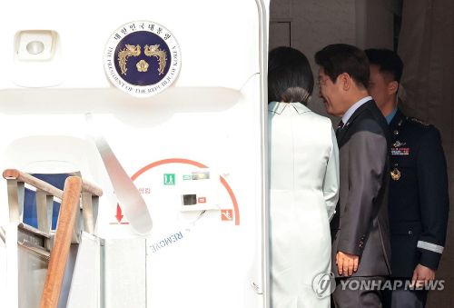주요 7개국(G7) 정상회의에 참석하는 이재명 대통령이 김혜경 여사와 16일 성남 서울공항에서 공군 1호기에 탑승하고 있다.(사진 출처:연합뉴스)