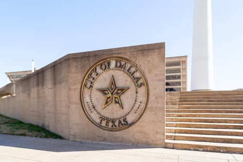 텍사스 공공정책재단이 달라스 시를 상대로 80건이 넘는 시 조례를 무효화해달라는 소송을 제기했다.(JHVEPhoto / Shutterstock.