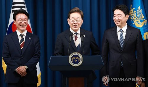  이재명 대통령이 4일 서울 용산 대통령실 청사에서 국무총리 후보자로 김민석 의원(왼쪽), 대통령비서실장으로 강훈식 의원 등 첫 인선을 발표하고 있다.(사진 출처:연합뉴스)
