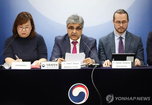 라훌 아난드 IMF 한국 미션단장이 24일 정부서울청사에서 2025년 IMF 연례협의 결과 브리핑을 하고 있다.(사진 출처:연합뉴스)