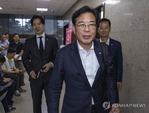 송언석 비상대책위원장 겸 원내대표가 18일 국회 내 국민의힘 원내대표실에서 짐을 챙겨 여의도 국민의힘 중앙당사로 향하고 있다. (사진 출처:연합뉴스)