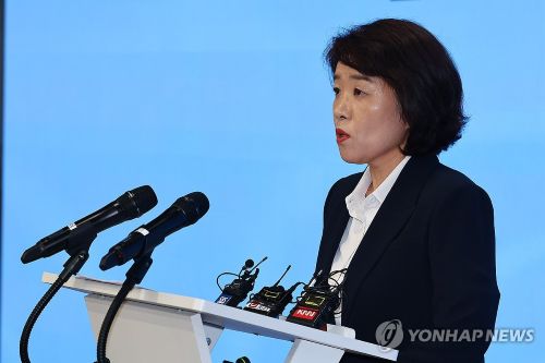 김건희 여사와 관련한 각종 의혹 사건을 수사하는 민중기 특별검사팀 오정희 특검보가 8일 서울 종로구 KT광화문빌딩에서 브리핑을 하고 있다.(사진 출처:연합뉴스)