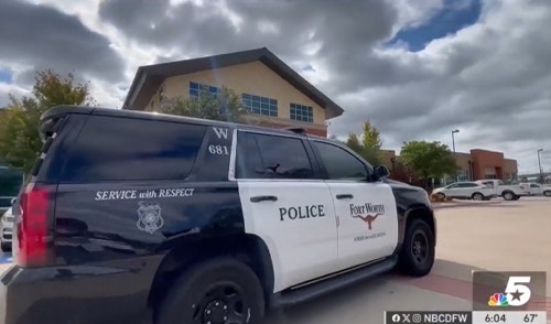 포트워스에서 차량 전복 사고로 차 밑에 깔린 아기를 구한 경찰관들의 구조 영상이 공개됐다.(사진 출처:nbcdfw캡처)