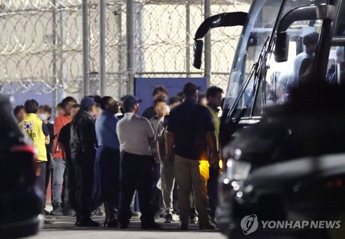 조지아주에 구금됐던 한국인 300여명이 오늘(11일) 새벽 구금 시설을 떠나 나와 귀국 여정을 시작했다.(사진 출처:연합뉴스)