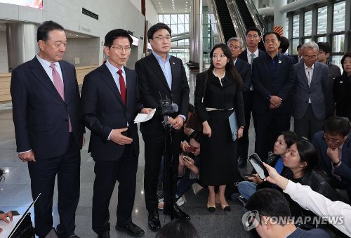 국민의힘 김문수 대선 후보가 당 지도부의 전당대회 소집을 강하게 비판하며 경선 일정을 전격 중단한다고 선언했다.(사진 출처:연합뉴스)