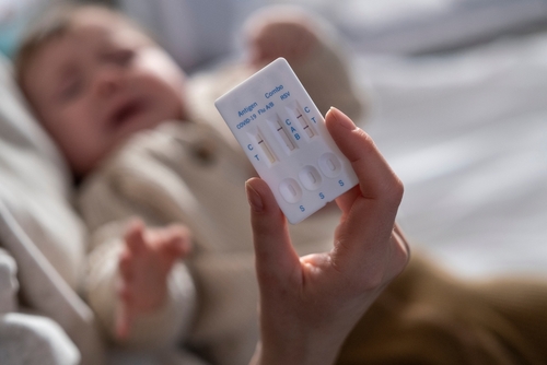 연말을 앞두고 독감과 RSV 환자가 동시에 급증하면서 의료진이 각별한 주의를 당부하고 있다. [사진 출처: shutterstock]