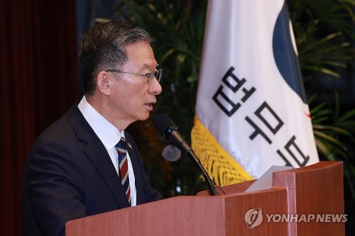 정성호 법무부 장관이 1일 정부과천청사 법무부에서 열린 신임 검사 임관식에 참석해 신임 검사들에게 당부의 말을 전하고 있다.(사진 출처:연합뉴스)