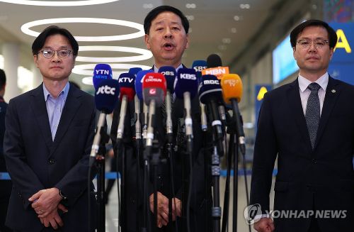  미국과의 무역협상을 마친 구윤철 경제부총리가 1일 인천국제공항 제2여객터미널을 통해 귀국해 취재진 질문에 답하고 있다.(사진 출처:연합뉴스)