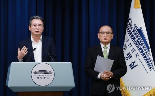 김용범 대통령실 정책실장(왼쪽)과 위성락 국가안보실장이 25일 통상대책회의 관련 브리핑을 하고 있다.(사진 출처:연합뉴스)