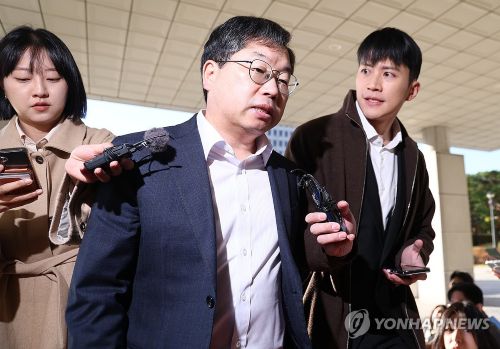 노만석 검찰총장 직무대행이 10일 서울 대검찰청으로 출근하며 취재진의 질문을 받고 있다.(사진 출처:연합뉴스)