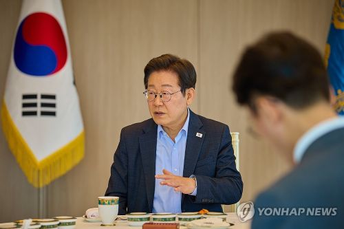 이재명 대통령이 7일 서울 용산 대통령실 청사에서 김민석 국무총리와 주례 보고 회동을 하고 있다.(사진 출처: 연합뉴스)