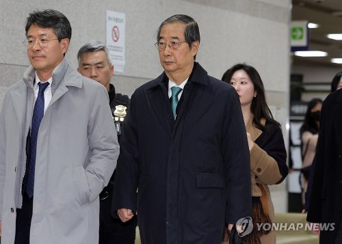 한덕수 전 국무총리가 26일 서울중앙지법에서 열린 1심 결심 공판을 마친 뒤 청사를 떠나고 있다. [사진 출처:연합뉴스]