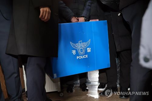 경찰이 더불어민주당 김병기 의원의 주거지 등에 대한 압수수색에 착수한 14일 국회의원회관 내 김 의원 사무실에서 경찰이 압수품을 옮기고 있다. [사진 출처: 연합뉴스]