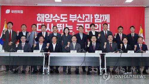 국민의힘 장동혁 대표를 비롯한 지도부와 부산 지역 국회의원들이 15일 부산 수영구 남천동 부산시당에서 열린 현장최고위원회에서 파이팅을 외치고 있다.(사진 출처:연합뉴스)