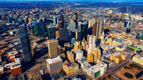 달라스 업타운에 새로운 초고층 오피스 빌딩이 들어서며 지역의 새로운 랜드마크로 떠오르고 있다. [사진 출처: shutterstock]