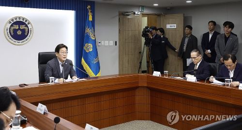 이재명 대통령이 10일 서울 용산 대통령실 청사에서 열린 3차 수석·보좌관 회의에서 발언하고 있다.(사진 출처:연합뉴스)