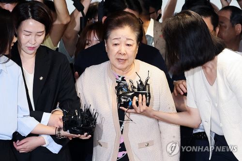 한학자 통일교 총재가 17일 민중기 특별검사팀의 세 번의 소환 불응 만에 자진 출석하고 있다.(사진 출처:연합뉴스) 