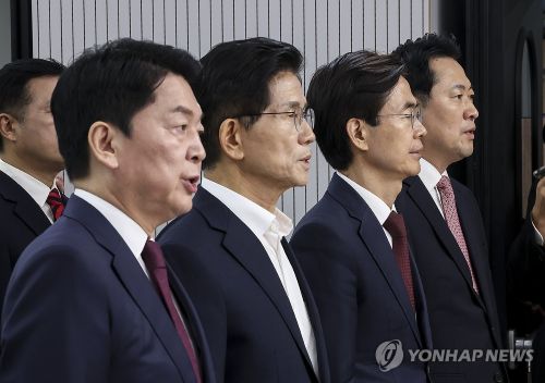 국민의힘 안철수(왼쪽부터), 김문수, 조경태, 장동혁 당대표 후보들이 제6차 전당대회 수도권·강원·제주 합동연설회에서 국민의례를 하고 있다.(사진 출처:연합뉴스)