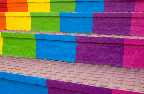 달라스 오크 론 지역의 한 교회가 무지개색 계단을 유지할 수 있을지를 두고 시 당국의 판단을 기다리고 있다. [사진 출처: shutterstock]