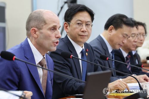  해롤드 로저스 쿠팡 임시대표가 31일 국회 과학기술정보방송통신위원회에서 열린 청문회에서 질의에 답하고 있다. [사진 출처: 연합뉴스]