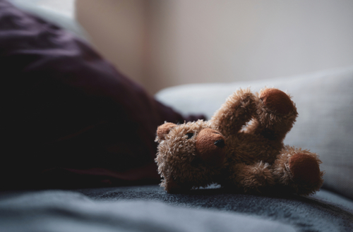 1살 아들이 숨진 사건과 관련해, 아이의 어머니와 남자친구가 아동 사망 상해 혐의로 기소됐다. [사진 출처: shutterstock]