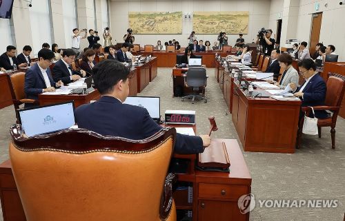 8일 국회에서 열린 이진숙 사회부총리 겸 교육부 장관 인사청문요청안 등을 심의하는 교육위원회 전체회의에서 더불어민주당 소속 김영호 위원장이 의사봉을 두드리고 있다.(사진 출처:연합뉴스)