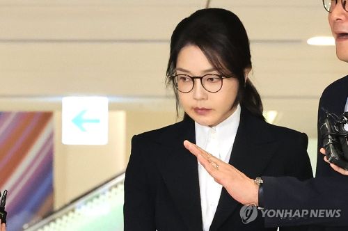 김건희 여사가 6일 민중기 특별검사팀에 피의자 신분으로 출석해 7시간 넘는 대면 조사를 받았다. (사진 출처:연합뉴스)