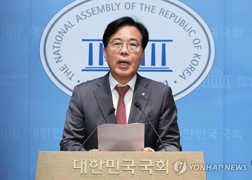 국민의힘 송언석(위), 김성원 의원(아래)이 12일 서울 여의도 국회 소통관에서 원내대표 출마 선언을 하고 있다. (사진 출처: 연합뉴스)