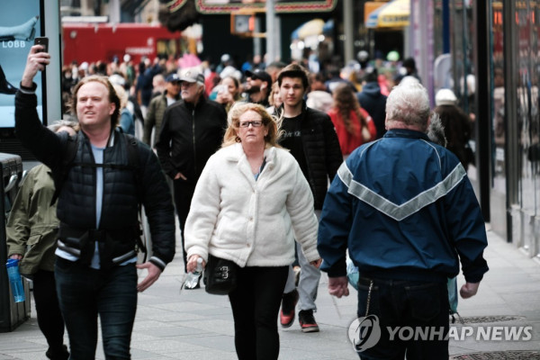 미국 뉴욕 도심의 행인들 (사진 출처: 게티이미지 / 연합뉴스)